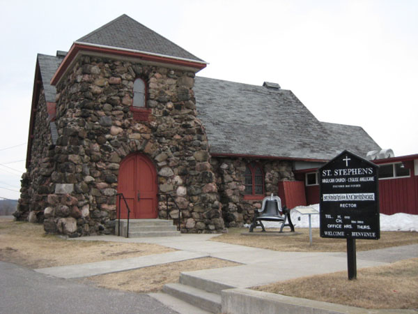 St.Stephen's Anglican Church:
Site of the second anglican church built in 1900. The first church, built in 1852 on land donated by Baxter Bowman was located at the foot of this hill near the cemetery. The congregation, officially organized in 1845, was visited by missionairies until 1850, when St.Stephen's welcomed its first resident priest, Reverend Richard L. Stevenson.
FRANÇAIS:
L'Eglise anglicane St.Stephen's.
Le site de la deuxième église anglicane construite en 1900. La première église, construite en 1852 sur le terrain donné par Baxter Bowman a été trouvée au pied de cette colline près du cimetière. La congrégation, officiellement organisée en 1845, a été visitée par des missionnaires juqu'en 1850, quand St.Stephen a accueilli son premier prêtre local, Révérend Richard L. Stevenson.