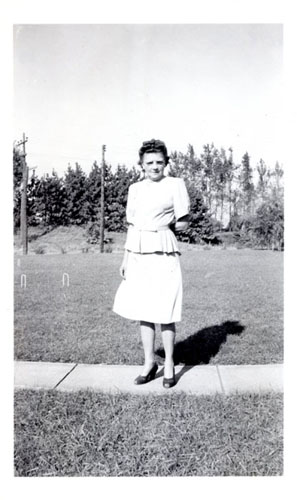 Simone Poulin (Née Joncas) (Photo taken 8 Oct 1947)
Simone Poulin (Née Joncas) (Photo prise le 8 octobre 1947)