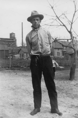 Remis (Remis) Raymond Chenier (his brother Art in the background)
Remis (Remis) Raymond Chenier (son frère Art à l'arrière)