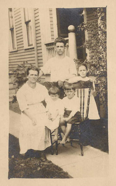 Marie Louise Chainé with husband William Henry Paradis & 3 of their children
Marie Louise Chainé et son époux William Henry Paradis et 3 de leurs enfants
