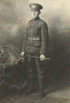 Pvt H.J. Chénier (Note: He was only16 years old at time the photo was taken)
Pvt H.J. Chénier (Note: Il y avait seulement 16 ans dans cette photo)